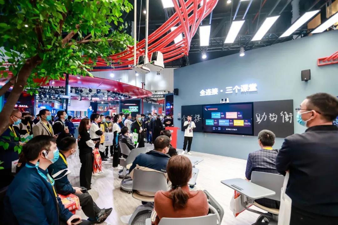 奧威亞獨(dú)家冠名第80屆教裝展，“全連接”理念驚艷登場