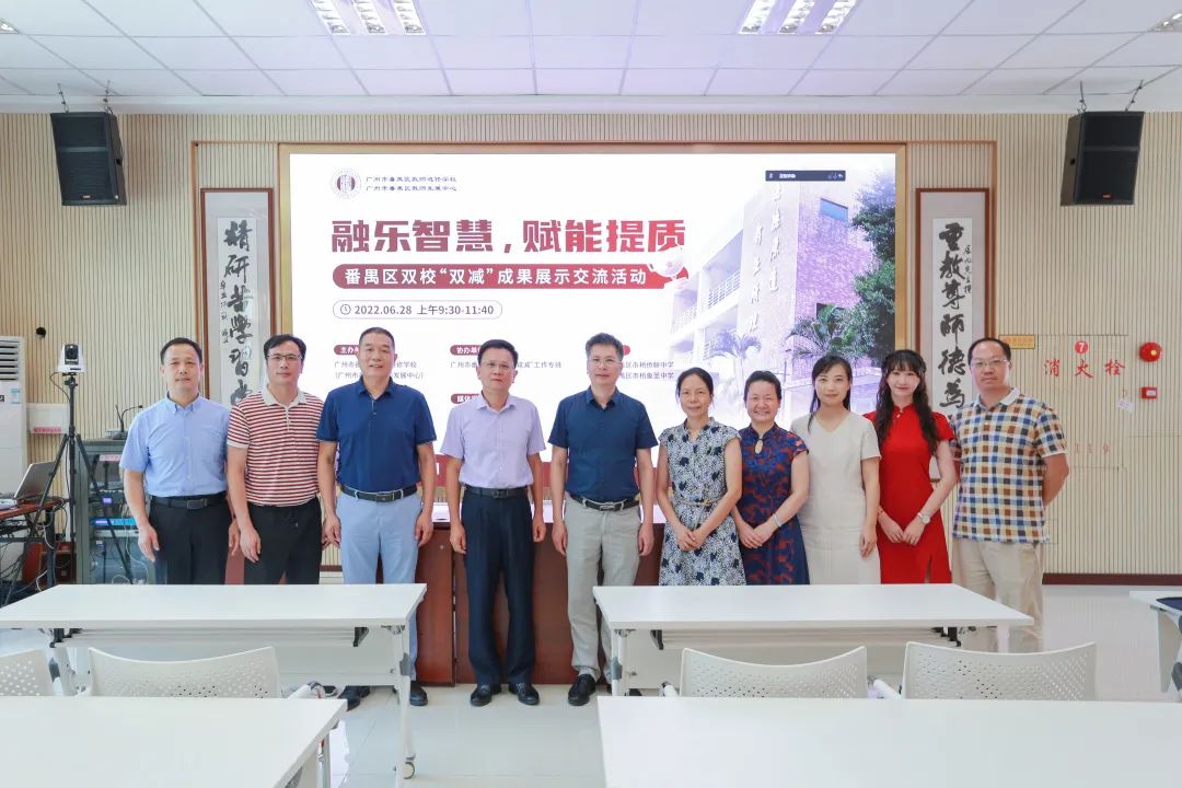 參加活動專家、領(lǐng)導(dǎo)代表合影.jpg