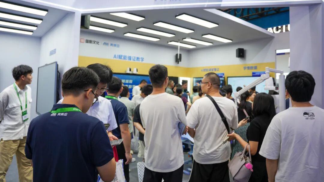 奧威亞AI+教育方案亞教展 “出圈”：人工智能助力教育引關注，國內(nèi)外需求高漲