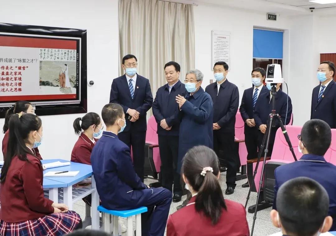 奧威亞在新疆丨兵團(tuán)一中這節(jié)遠(yuǎn)程互動課，陳寶生部長高度贊譽(yù)